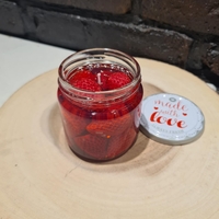 „Ягодово сладко“ – ароматна десертна свещ в малък буркан