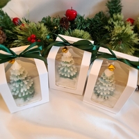 Коледна декоративна свещ “Snowy Pine Tree” – ръчно изработена елха