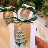 Коледна декоративна свещ “Snowy Pine Tree” – ръчно изработена елха