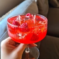 „Малинов Спаркъл“ – ароматна свещ в чаша