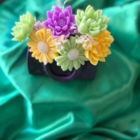 Букет от сапунени цветя декорирани в малка сладка чанта