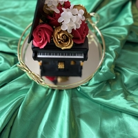 Луксозен букет пиано декорирано с пластични рози