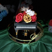 Луксозен букет пиано декорирано с пластични рози