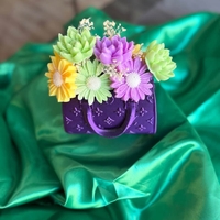 Букет от сапунени цветя декорирани в малка сладка чанта