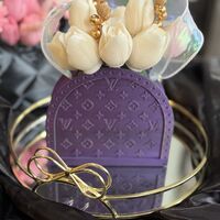 Луксозен букет от бели лалета