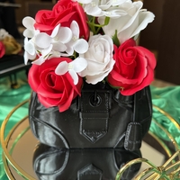 Луксозен букет в малка чанта прада