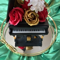 Луксозен букет пиано декорирано с пластични рози