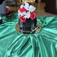 Луксозен букет в малка чанта прада