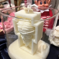 Свещ в стъклен буркан с фигура на Исус Христос