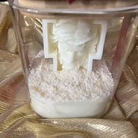 Свещ в стъклен буркан с фигура на Исус Христос