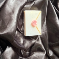 Ръчно изработен сапун във формата на плик със сърце, създаден специално за Свети Валентин.