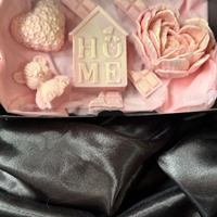 Сет за Свети Валентин от ръчно изработени сапуни, създаден с любов и внимание към всеки детайл.