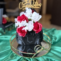 Луксозен букет в малка чанта прада