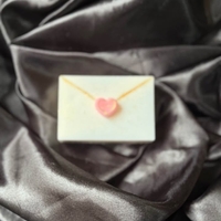 Ръчно изработен сапун във формата на плик със сърце, създаден специално за Свети Валентин.