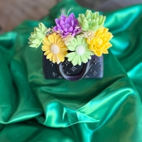 Букет от сапунени цветя декорирани в малка сладка чанта