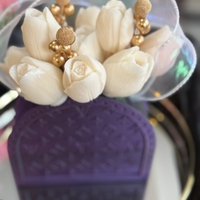 Луксозен букет от бели лалета