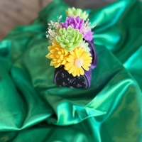 Букет от сапунени цветя декорирани в малка сладка чанта