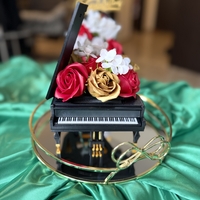 Луксозен букет пиано декорирано с пластични рози