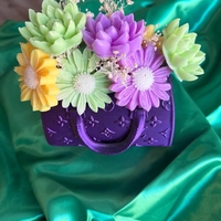 Букет от сапунени цветя декорирани в малка сладка чанта