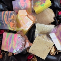 Коледен комплект от 10 ръчно изработени сапуна.