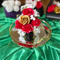 Малка луксозна обувка декорирана с пластични рози бъди различен подари уникален букет