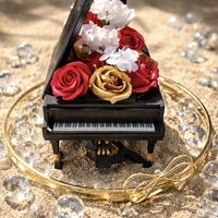 Луксозен букет пиано декорирано с пластични рози