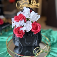 Луксозен букет в малка чанта прада