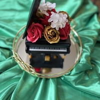 Луксозен букет пиано декорирано с пластични рози