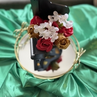 Луксозен букет пиано декорирано с пластични рози