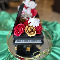 Луксозен букет пиано декорирано с пластични рози