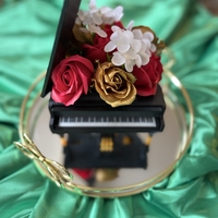 Луксозен букет пиано декорирано с пластични рози