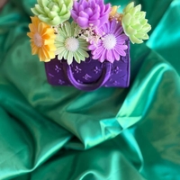 Букет от сапунени цветя декорирани в малка сладка чанта