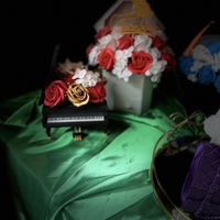 Луксозен букет пиано декорирано с пластични рози