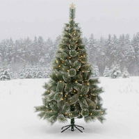 Коледна елха с бели заскрежени връхчета