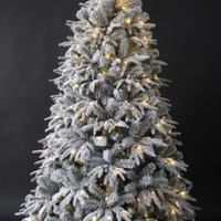 Коледна елха с вградени лампички по връхчетата