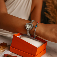 Сърцевиден дамски часовник с гривна и кристали – стил и практичност в кутия