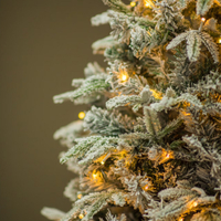 Коледна елха с вградени лампички по връхчетата