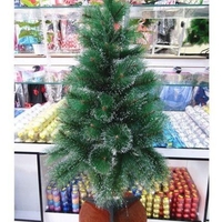 Коледна елха с бели заскрежени връхчета