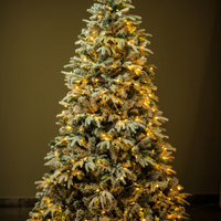 Коледна елха с вградени лампички по връхчетата