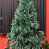 Коледна елха с бели заскрежени връхчета