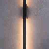Висок фасаден LED аплик в черен цвят с топла светлина 12W – елегантен вертикален дизайн