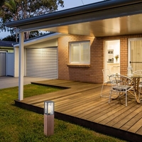 Градински стълб Wales E27 – стилно външно осветление в цвят тъмен дъб с IP44 защита