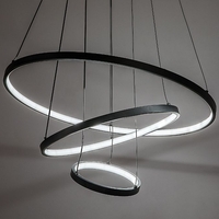 Модерен LED полилей 90W – черен метал, регулируема светлина и дистанционно управление