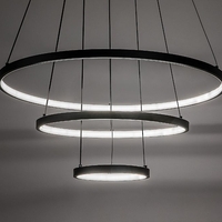 Модерен LED полилей 90W – черен метал, регулируема светлина и дистанционно управление