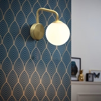 Елегантен стенен аплик в матирано злато – метал и стъкло с ключ E27