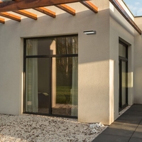 Модерен външен LED аплик Senica 13W – стилно и мощно фасадно осветление