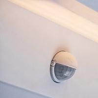 Интелигентен бял LED аплик Zaragoza 9W – външно осветление със сензор и регулируема цветна температура