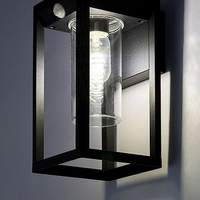 Външен аплик Zernest E27 със сензор – модерно фасадно осветление с IP54 защита