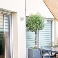 Модерен бял LED аплик Balimo 12W – стилно фасадно осветление с естествена светлина