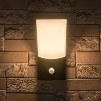 Външен LED аплик Tolna 10W с топло бяла светлина, PIR сензор и IP54 защита